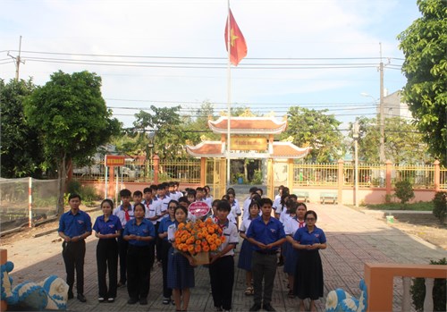 Dâng hương, dâng hoa tưởng nhớ các anh hùng liệt sĩ tại Đền tưởng niệm anh hùng liệt sĩ xã Trung Lập Hạ (nay là xã Nhuận Đức)