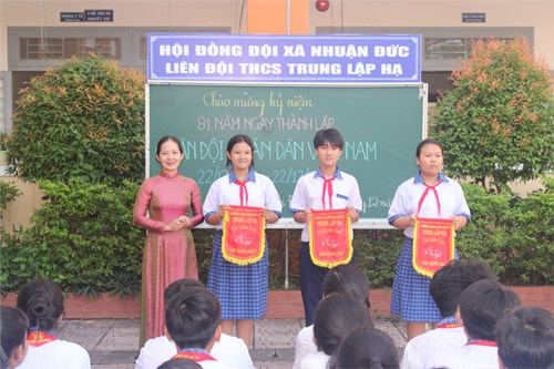 Sinh hoạt dưới cờ:  Chào mừng kỷ niệm 81 năm Ngày thành lập Quân đội Nhân dân Việt Nam (22/12/1944 - 22/12/2025) và 36 năm Ngày Hội Quốc phòng toàn dân (22/12/1989 – 22/12/2025)