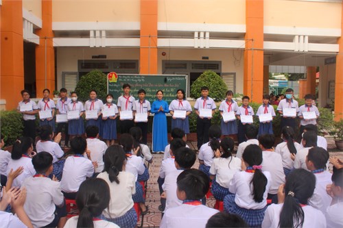 Sinh hoạt dưới cờ tuần 4