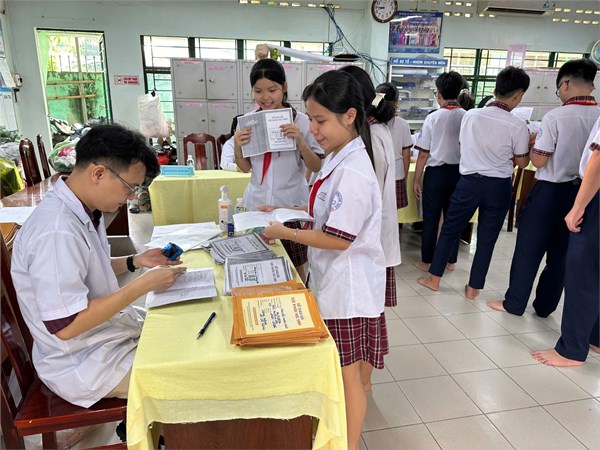 Ngày 18/11/2025 Trường THCS Trường Sơn tổ chức khám sức khoẻ định kỳ cho CB-GV-CNV-HS