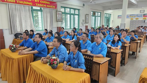 Hình ảnh công đoàn viên xem truyền hình trực tiếp “phiên trọng thể” Đại hội Công đoàn thành phố