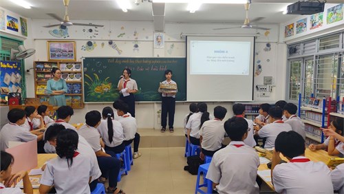 Một số hình ảnh sinh hoạt chuyên môn tuần 13_Tiết dạy theo hướng NCBH_Bài dạy minh họa: Bảo vệ hòa bình_GV thực hiện: Trần Nguyễn Thanh Vân