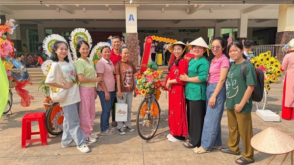 Hình ảnh đoàn viên tham gia Hội thi “Viết chữ thư pháp chữ Việt - Nét bút mừng Xuân”; trang trí “Xe đạp hoa từ vậy liệu tái chế” Chào mừng Tết Ất Tỵ năm 2025