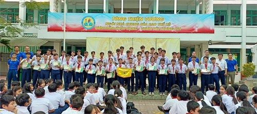 Hình ảnh tuyên dương học sinh đạt giải cao trong hội thi thể thao học sinh