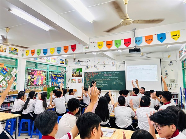 Hình ảnh tiết dạy NCBH môn Văn 9_Bài dạy minh họa: Viết bài văn nghị luận phân tích một tác phẩm văn học_GV thực hiện Hoàng Thị Ánh Phượng