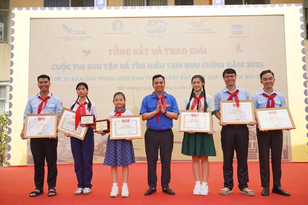 Hình ảnh tổng kết và trao giải cuộc thi tìm hiểu tem bưu chính năm 2025