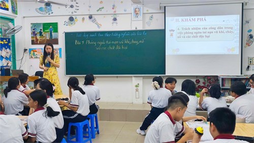 Hình ảnh tiết dạy theo hướng NCBH môn GDCD 8_Bài dạy minh hoạ: Phòng ngừa tai nạn vũ khí, cháy, nổ và các chất độc hại_Giáo viên thực hiện: Trịnh Thị Huyền