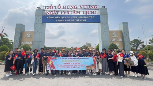 Hành trình “Về nguồn” của tập thể giáo viên Trường Trung học cơ sở Văn Lang năm học 2024 - 2025