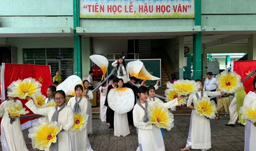 Hoạt động trải nghiệm dưới sân chào mừng kỷ niệm 50 năm ngày giải phóng miền Nam, thống nhất Đất nước