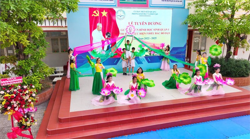 Sen Hồng nhớ Bác