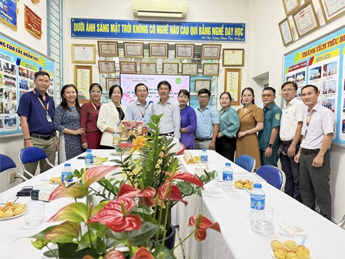 Đại diện Đảng Ủy - HĐND - UBND - UBMTTQ phường Bảy Hiền đến thăm, chúc mừng nhân dịp Ngày Nhà giáo Việt Nam 20/11