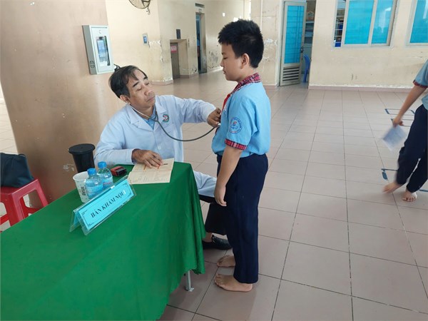 Trường THCS An Nhơn tổ chức khám sức khoẻ đầu năm cho học sinh năm học: 2025 - 2026.