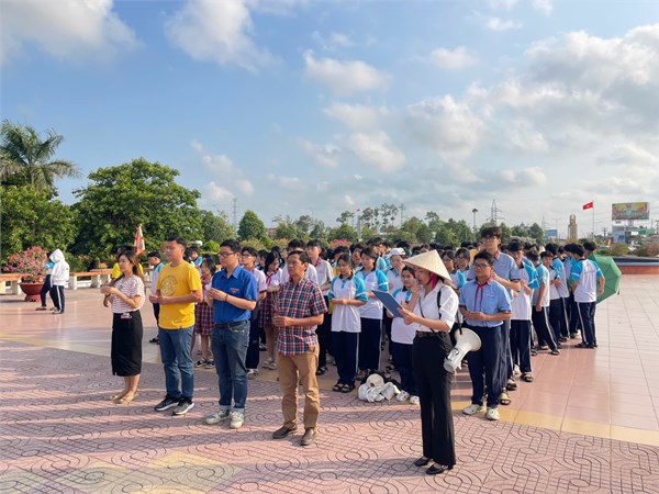 Chi Đoàn Trường THCS An Nhơn tổ chức lễ kết nạp Đoàn viên tại Công viên Tượng đài Long An  Ngày hội vui khỏe - Tiến bước lên Đoàn  năm học 2025-2026.