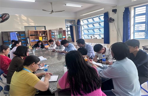 Tổ khoa học tự nhiên họp chuyên môn tháng 1 lần 1