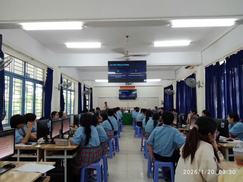 Khi tiết tin học kết thúc bằng tiếng cười và kiến thức ở lại dấu ấn tiết dạy của thầy long tại lớp 8/2