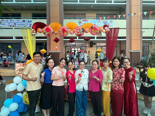 Rộn ràng không khí hội xuân tại tổ lịch sử - địa lí