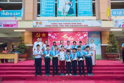 “Đong đầy yêu thương, vẹn tròn sắc Tết”