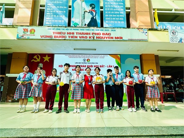 Rộn ràng ngày hội thu phong trào “nuôi heo đất” lan tỏa yêu thương trường thcs bình tân