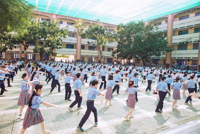 Tác dụng của việc mang giày bata đi học