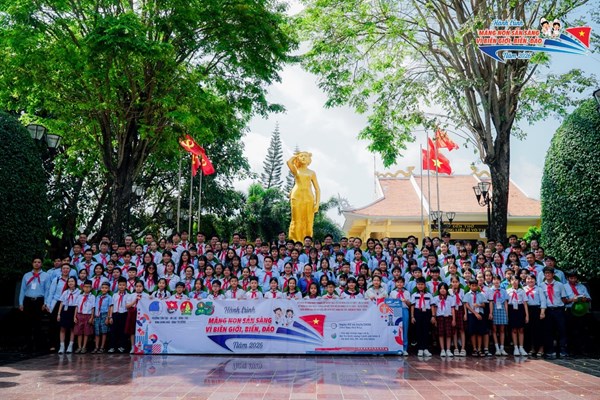 Những dấu ấn đáng nhớ của đoàn đại biểu liên đội trường thcs bình tân tại hành trình “măng non sẵn sàng vì biên giới, biển đảo”