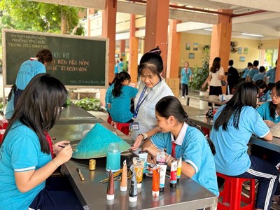 Tổ chức vẽ tranh trên nia, nón lá với chủ đề  Tết Đoàn viên 