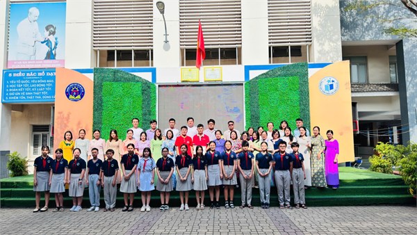 Liên đội THCS Cát Lái đã tổ chức buổi sinh hoạt chính trị với chủ đề:
“Tự hào truyền thống học sinh, sinh viên xem bộ phim “Mưa đỏ”