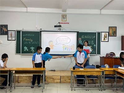 👨‍👩‍👧‍👦 Hoạt động chủ đề: GIA ĐÌNH
Foreign Language Club – 外语俱乐部