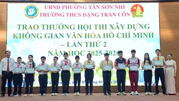 Trường THCS Đặng Trần Côn tổ chức hoạt động khen thưởng các lớp đạt giải trong hội thi xây dựng và trang trí Không gian văn hóa Hồ Chí Minh – đợt 2, năm học 2025 – 2026