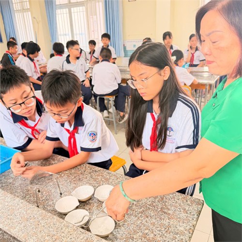 Khám phá thế giới  vi diệu  của hóa học cùng clb khtn!