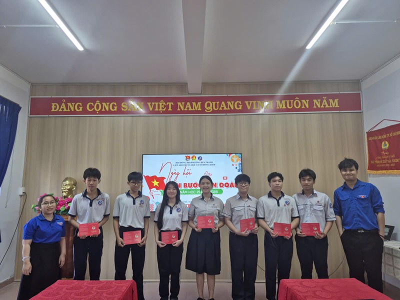 Tự hào tuổi trẻ thế hệ bác hồ - hành trình về nguồn và lễ kết nạp đoàn viên mới năm 2026