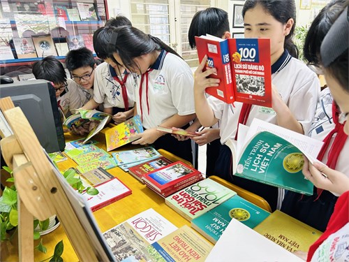 Hình ảnh trưng bày sách chào mừng năm mới và ngày thành lập Đảng Cộng sản Việt Nam (3/2/1930) năm học 2025-2026, thực hiện trưng bày từ ngày 27/1/2026 đến ngày 10/2/2026.