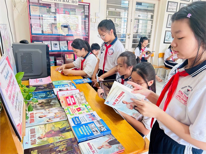Hình ảnh trưng bày sách chào mừng ngày Thành lập Đoàn Thanh niên Cộng sản Hồ Chí Minh (26/3/1931) năm học 2025-2026, thực hiện từ ngày 16/3/2026 đến ngày 27/3/2026.
