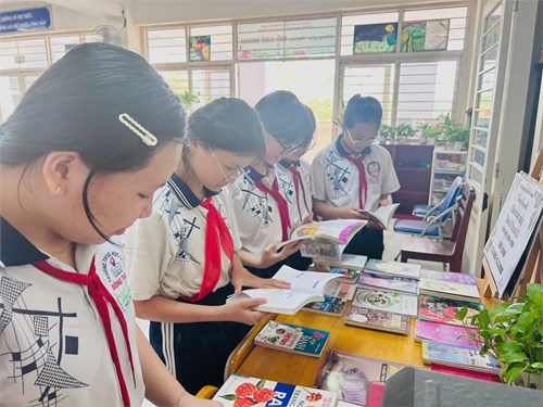 Hình ảnh trưng bày sách chào mừng ngày Quốc tế Phụ nữ 8/3 năm học 2025-2026, thực hiện trưng bày từ ngày 2/3/2026 đến ngày 13/3/2026