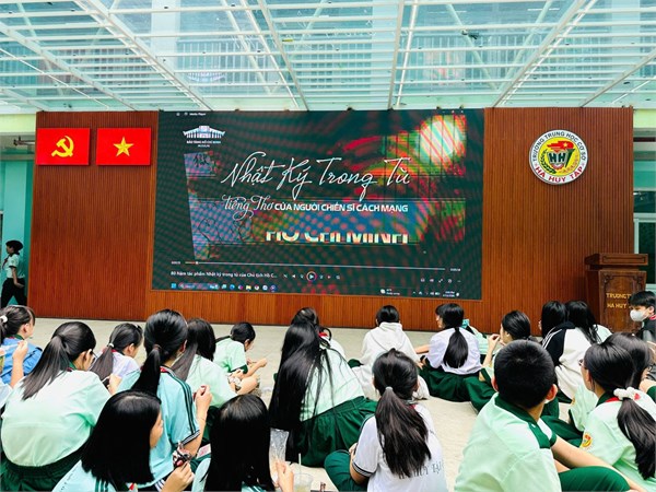 Giờ chơi không điện thoại: Tập thơ “ Nhật kí trong tù” của Hồ Chí Minh