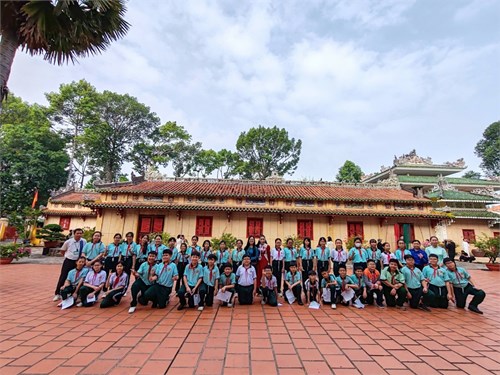 Học sinh lớp 6 được thầy cô dẫn qua Lăng Ông để học ngoại khóa về lịch sử địa phương