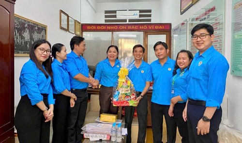 Ban Chấp Hành Công đoàn chúc Tết Ban Giám Hiệu nhà trường nhân dịp Xuân Bính Ngọ 2026