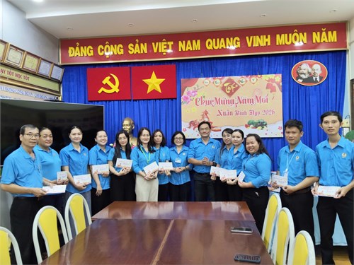 Ban Giám Hiệu, BCH Công đoàn thăm hỏi, tặng quà Tết Công đoàn viên khó khăn
