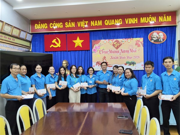 Ban Giám Hiệu, BCH Công đoàn thăm hỏi, tặng quà Tết Công đoàn viên khó khăn