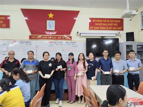 Trường THCS Hai Bà Trưng chúc mừng sinh nhật và tặng quà Tết Xuân Bính Ngọ đến giáo viên, công nhân viên nhà trường