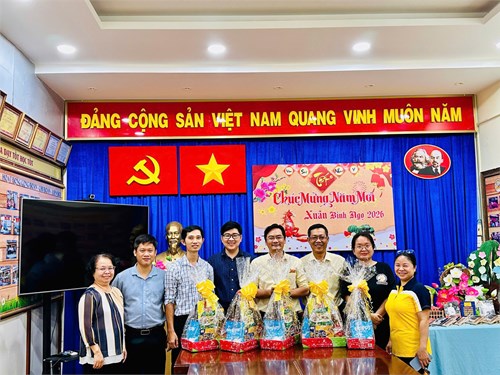 BCH Công đoàn tặng quà Tết cho Cán bộ Công đoàn, Ban TTND trường THCS Hai Bà Trưng