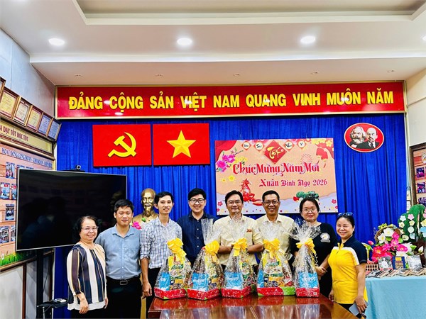 BCH Công đoàn tặng quà Tết cho Cán bộ Công đoàn, Ban TTND trường THCS Hai Bà Trưng