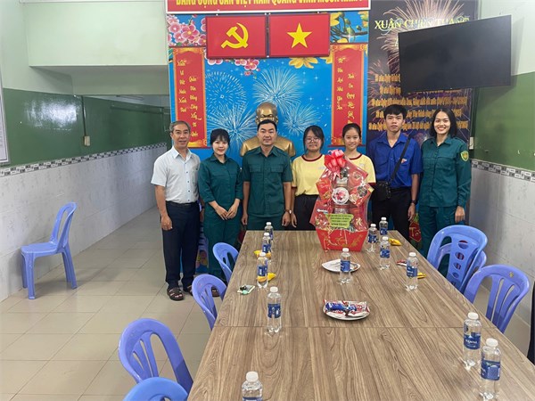 NHÂN KỶ NIỆM NGÀY QUÂN ĐỘI NHÂN DÂN VIỆT NAM 22/12/2025, Chi đoàn Trường THCS HẬU GIANG phối hợp cùng Liên Đội đến thăm và tặng quà gia đình chính sách cùng Ban chỉ huy quân sự phường Bình Tây.