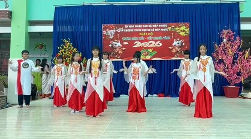 Tiết mục múa Tết ơi Tết à - Chuyện cũ mình bỏ qua - lớp 6a5, 6a6