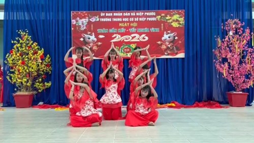 Tiết mục múa Dệt ngàn - lớp 7a6