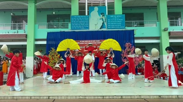 Tiết mục múa mashup Vũ trụ có anh - lớp 8a6