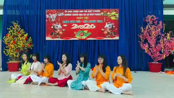 Tiết mục múa mashup Tết ổn rồi - lớp 9a1