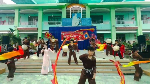 Mashup Bài ca đất phương Nam - cô Hoàng Thị Bích Hảo, thầy Phạm Tấn Linh, lớp 8a6, 8a11