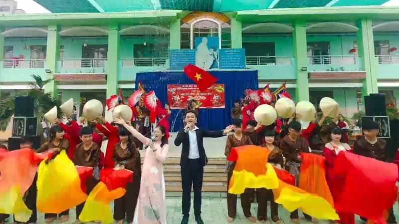 Mashup Mùa xuân trên TP.HCM - cô Hoàng Thị Bích Hảo, thầy Phạm Tấn Linh, lớp 8a6, 8a11