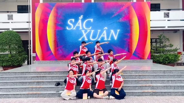 Đồng diễn Hát vang trong kỷ nguyên mới - Trường THCS Hoàng Hoa Thám phường Tân Bình