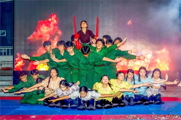 Báo Mực tím: Mãn nhãn đêm hội tài năng của teen Trường THCS Hoàng Văn Thụ